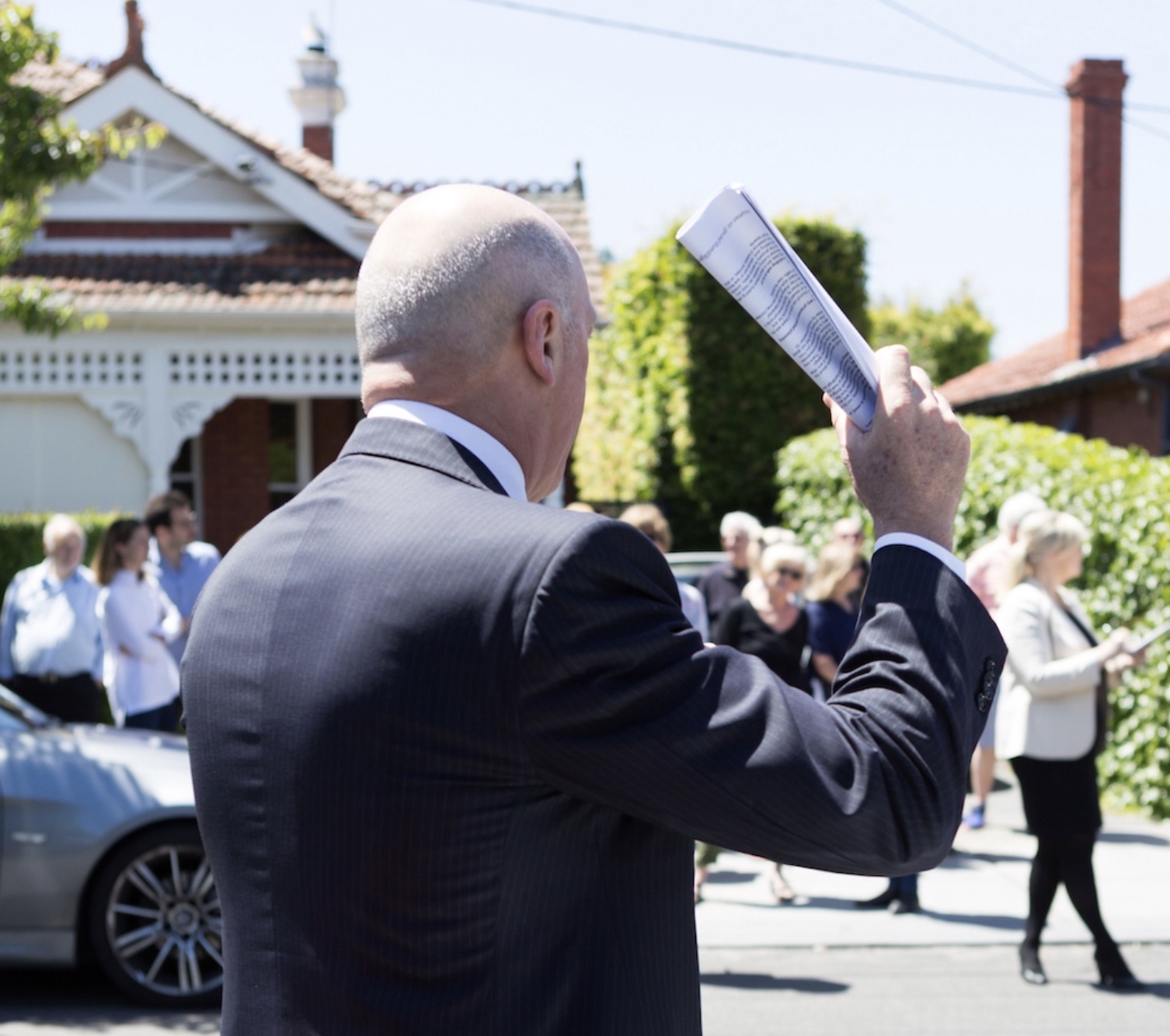Seller tracking a reverse auction in real-time on her phone